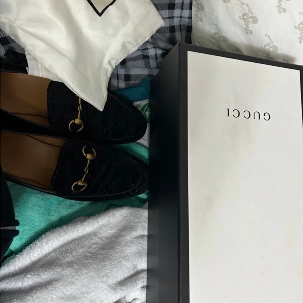 Gucci Black Loafers with Gold Accent - Picture 5 of 5